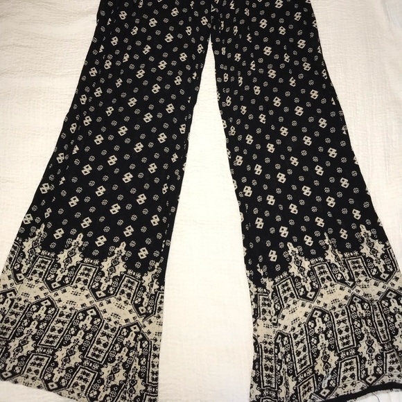 Black&cream patterned pants from Urban Outfitters - Picture 1 of 4